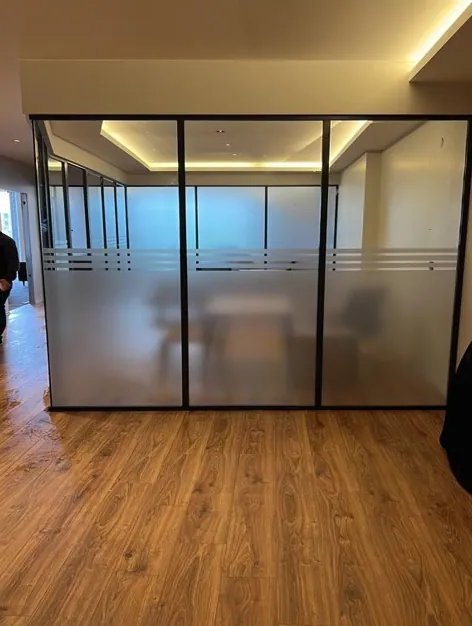 KÖSELER METAL — buzlu bantlı cam bölme ve kapı detayı