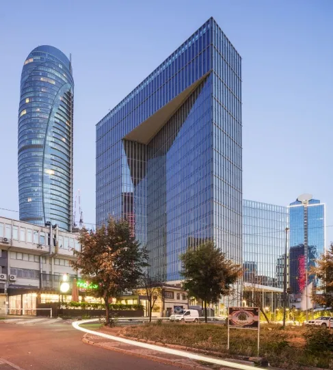 MASLAK SQUARE OFİS PROJESİ — köşesi kesilmiş cam cepheli kule